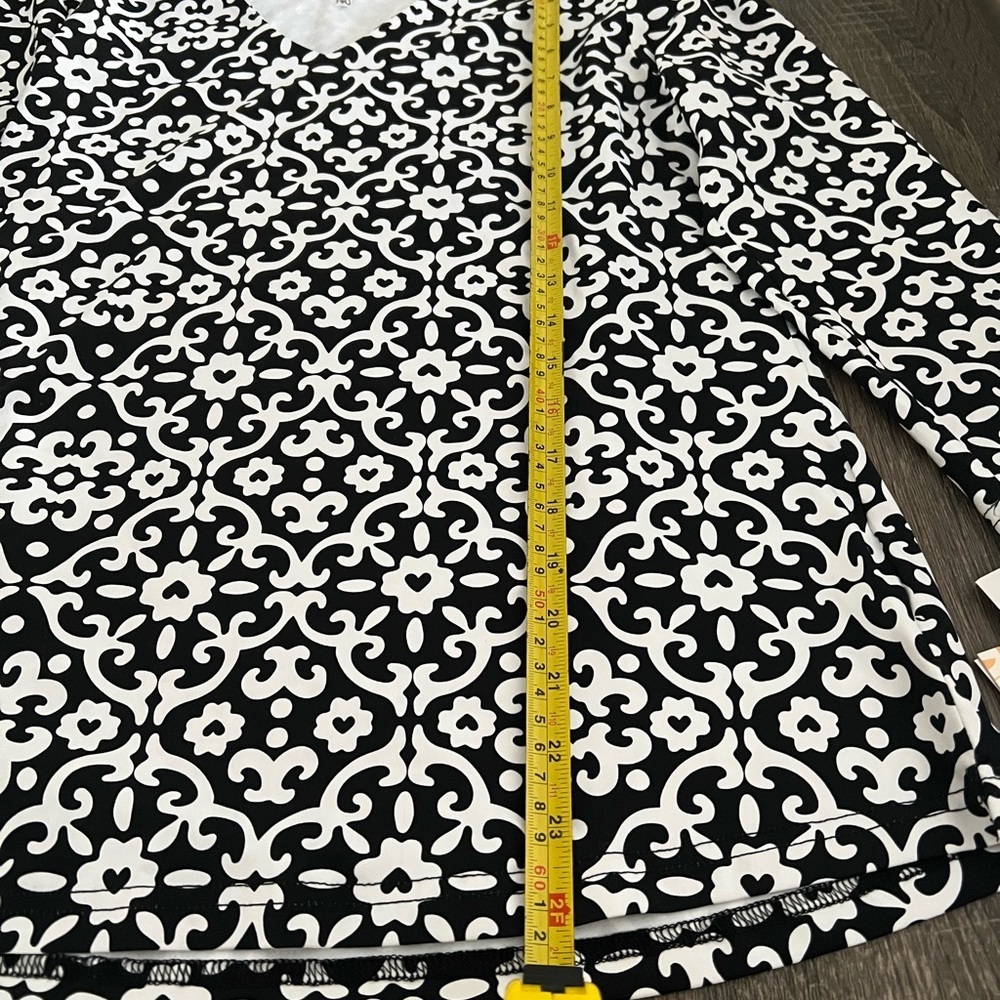 Lulu B UPF 50 Cooling Three Quarter Sleeve Top Black White Print NWT Size Small - Picture 5 of 9